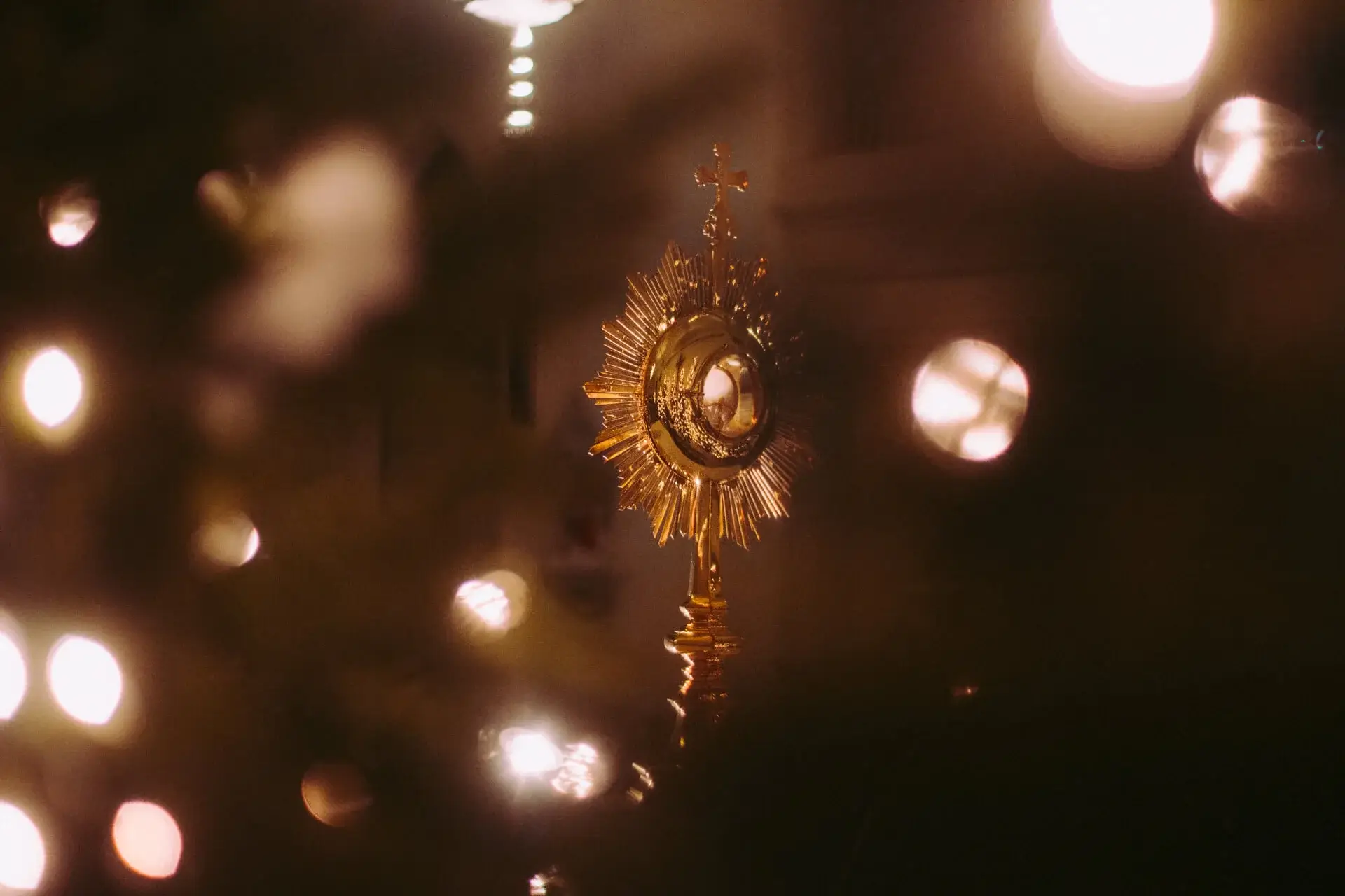 Adorujmy Ciebie Chryste – to wezwanie i zaproszenie do
          odkrycia miłości Jezusa obecnego w Najświętszym Sakramencie